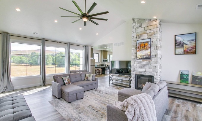 Preston House | Spacious 'Sugar Creek Lodge' on Scenic Cub River!