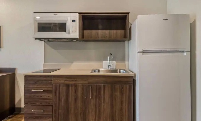 Lowell Hotel | Spacious Suite with Full Kitchen Near War Eagle Mill and Daisy Air Gun Museum