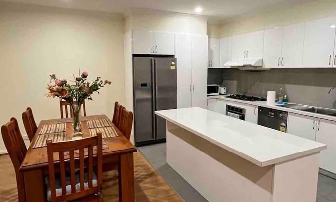 Glenroy House | Spacious & Sunny 2BR with garage,11 min to airport