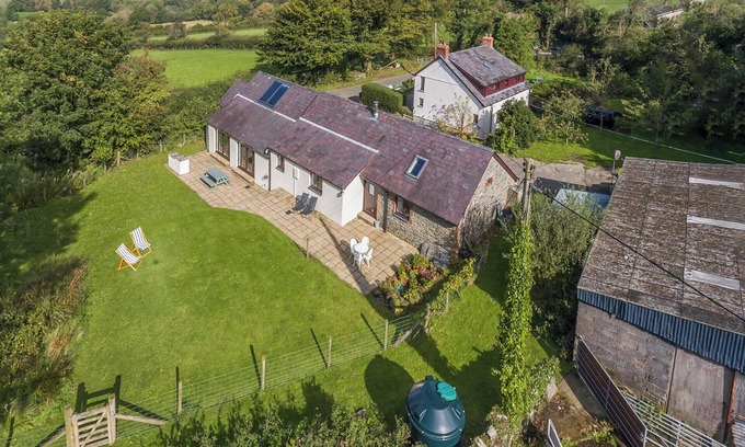 Newcastle Emlyn Cottage | Spacious Teifi Valley barn for holidays near the Cardigan coast.