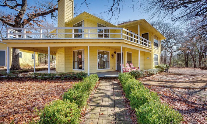 Pottsboro Cottage | Spacious Texas Getaway 1/2 Mi to Lake Texoma!