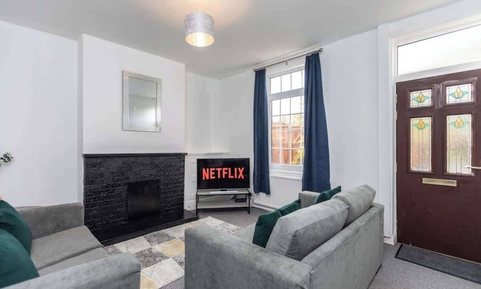 Hemsworth House | Spacious three bedroom property!