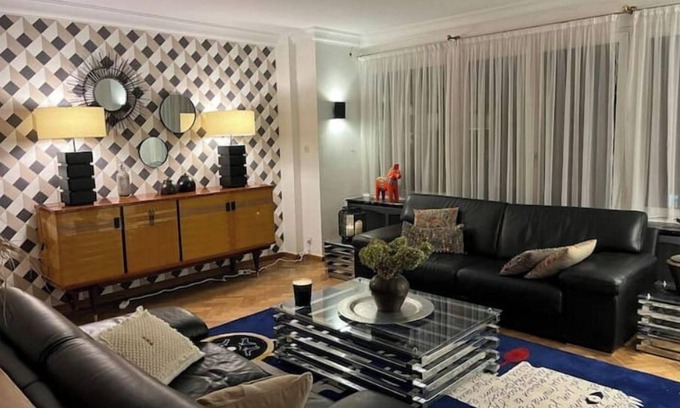 Liege House | Spacious townhouse with garden and garages