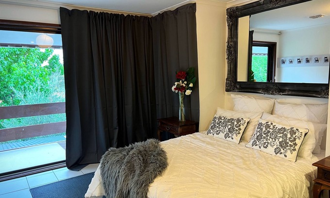 Wanniassa House | Spacious Treetop Retreat with Jacuzzi, Fireplace & Lovely Views. Pet friendly.