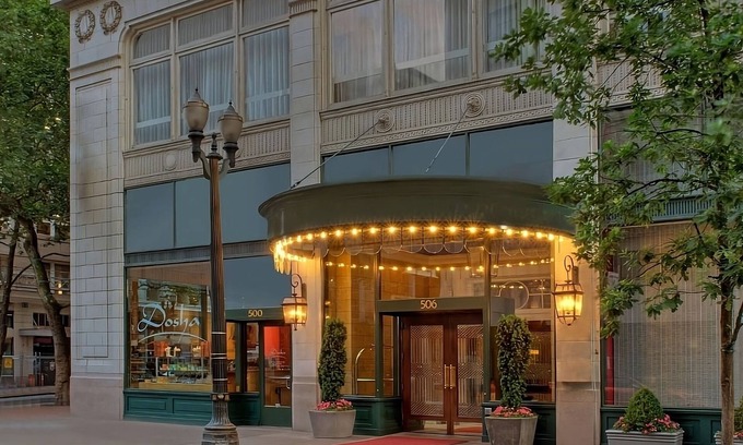 Downtown Portland Hotel | Spacious Unit, Pets Are Welcome! Near Pioneer Courthouse Square!