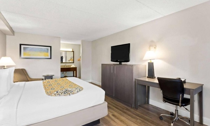 Naperville Hotel | Spacious Unit w/Free Parking and Breakfast Near I-88 Corridor - Pets Allowed