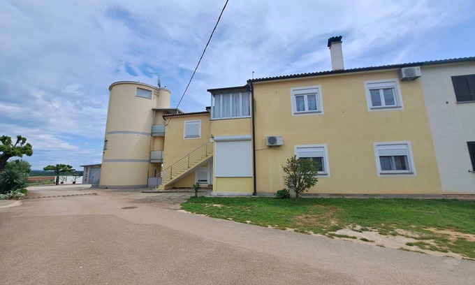 Mareda Apartment | Spacious Urban Retreat Apartment with Terrace - Two Bedroom Apartment with Terrace