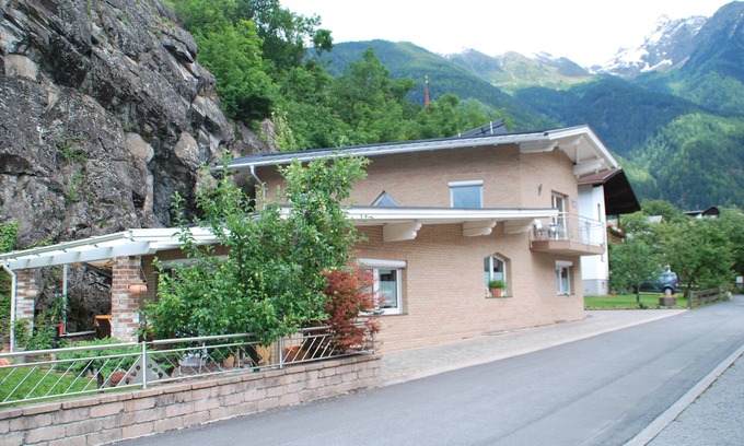 Oetz Apartment | Spacious vacation apartment with a balcony and garden