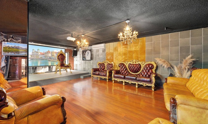 Dural House | Spacious Vacation Home in Dural with Tennis Court
