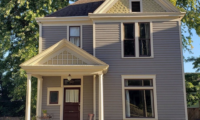 Hannibal House | Spacious Victorian perfect for large groups. Walk to Main Street!