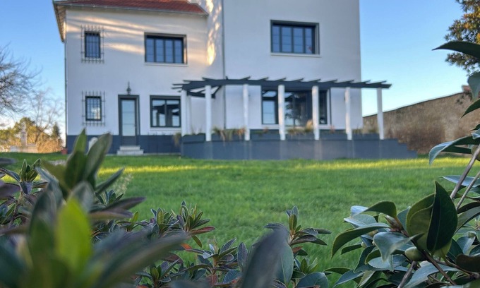 Aignan Villa | Spacious villa overlooking vineyards and mountains - Peace and quiet guaranteed!