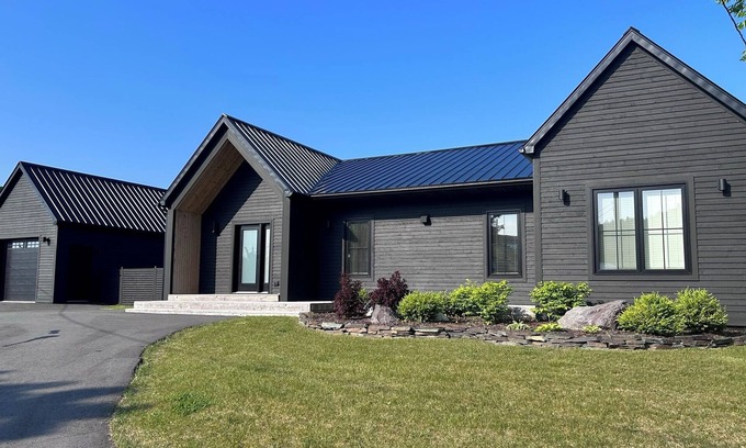 Whiteway House | Spacious waterfront property next to Golf course and walking trails.
