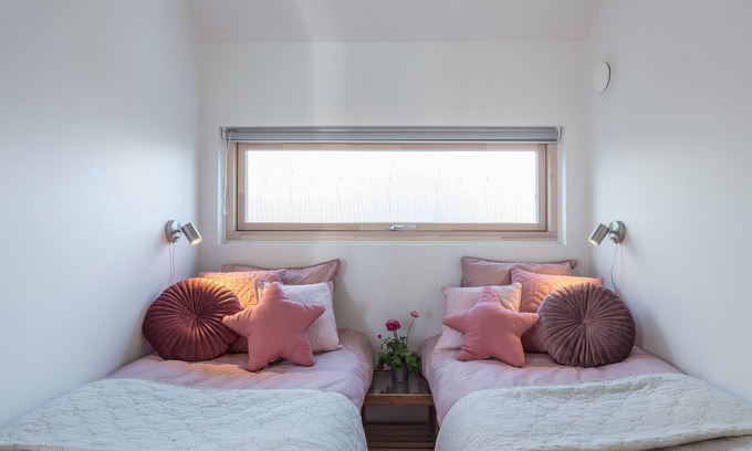Alvsjo Cottage | Sparkling newly built house close to city & nature