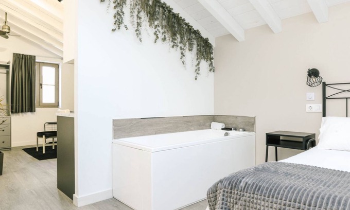 Villaverde de Pontones Apartment | Special studio for couples with individual hydromassage bathtub.