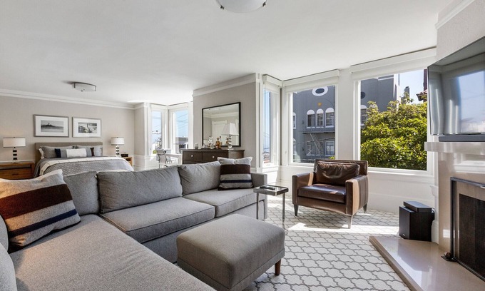 Russian Hill Apartment | Special Fall Pricing: 45+ FIVE STAR REVIEWS!