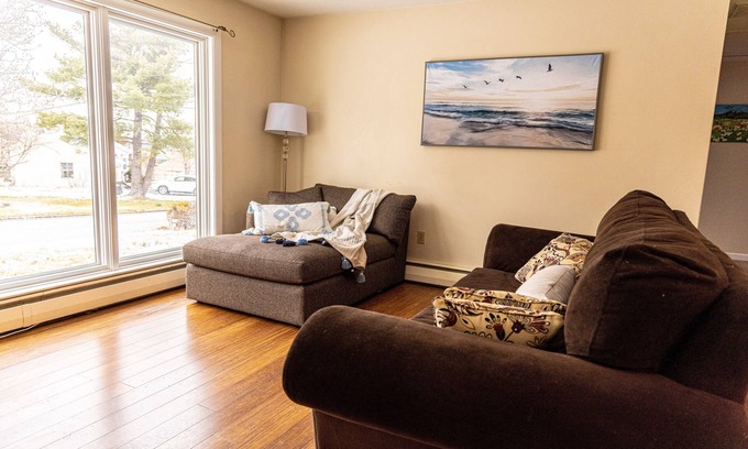 King of Prussia House | Specious Quiet 3b2b single family home with fish pond and Netflix more