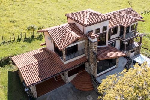 Jaramillo Villa | Spectacular House in Boquete w/King Beds & Hot Tub