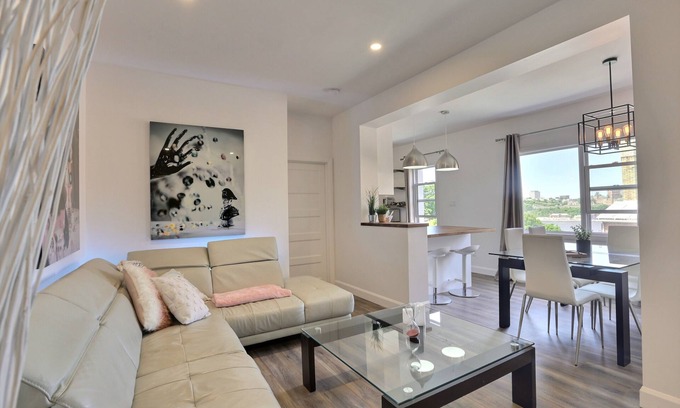 Desjardins Apartment | Spectacular, Lunch with the Chateau Frontenac! Air-conditioned Free parking!