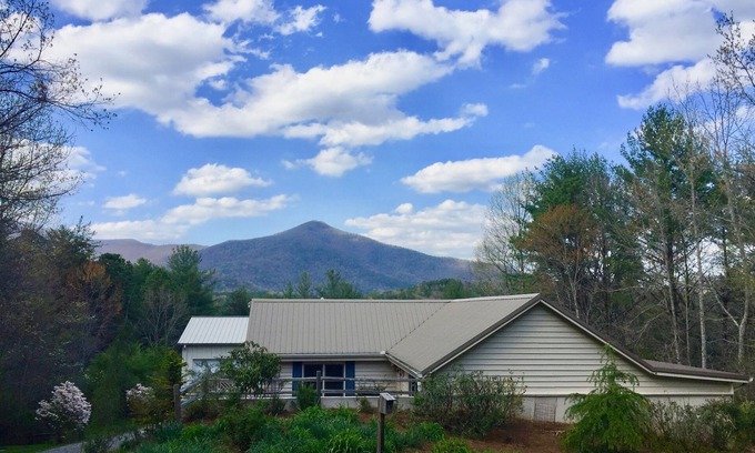 Sautee Nacoochee Cottage | Spectacular Mountain Views of Tray & Chimney Mountains