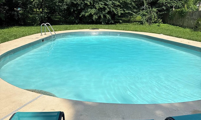 Springfield Cottage | Spectacular pool! 10 beds! Near Brass Pro