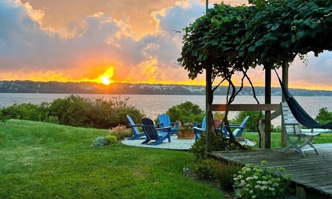 Tiverton Cottage | Spectacular View from Charming Waterfront Cottage on Fogland Point