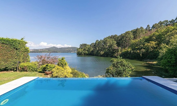 Santa Cristina de Cobres House | Spectacular Vilaboa House