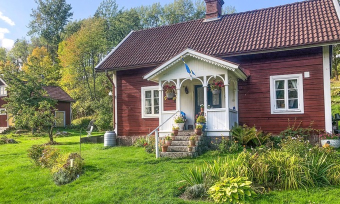Rimforsa House | Spend an unforgettable vacation in this inviting cottage near the lake!