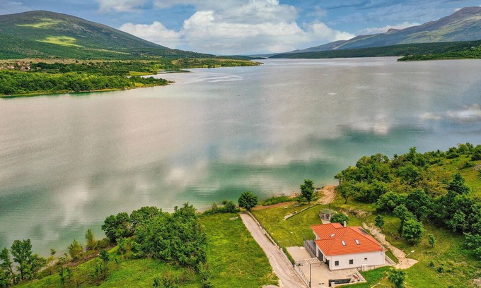 Garjak House | Spend an unforgettable vacation in this modern vacation home directly on the lake.
