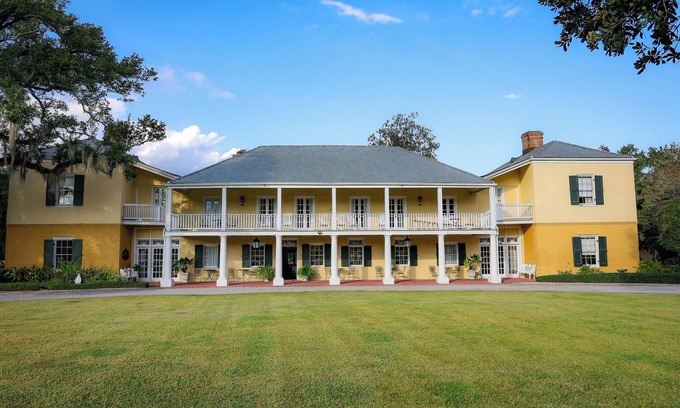 Destrehan Bed & Breakfast | Spend the night in one of the South's oldest historic homes!