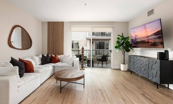 Venice Apartment | Spinel Stay - Charming 2BR Retreat Zen Garden Views Central
