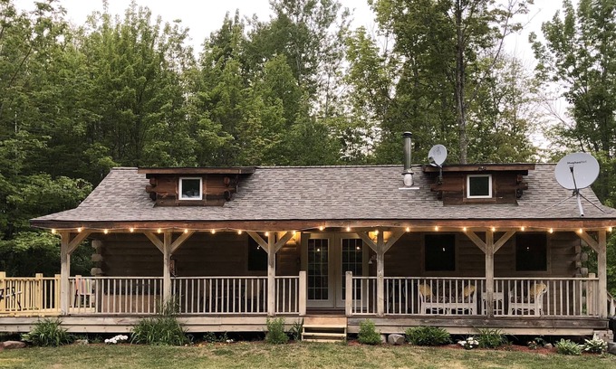 La Pointe Cabin | Spirit Lodge- Log Cabin with Large front porch
