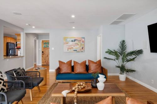 South of Conant House | Splash Haven-Heated Pool-Huge Living Area-Sleeps 8