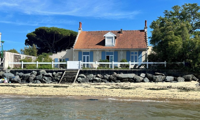 Ronce-les-Bains Villa | Splendid waterfront Villa with stunning view over the ocean