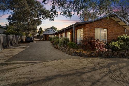 Jindabyne House | Sponars Onshore - 2BR Apartment l Pet-Friendly l WiFi l Air-Con l Fenced Backyard