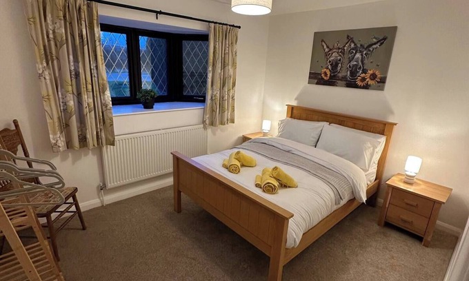 Keyingham House | Spotless 3 bedroom cottage newly refurbished comfortable country location with free parking