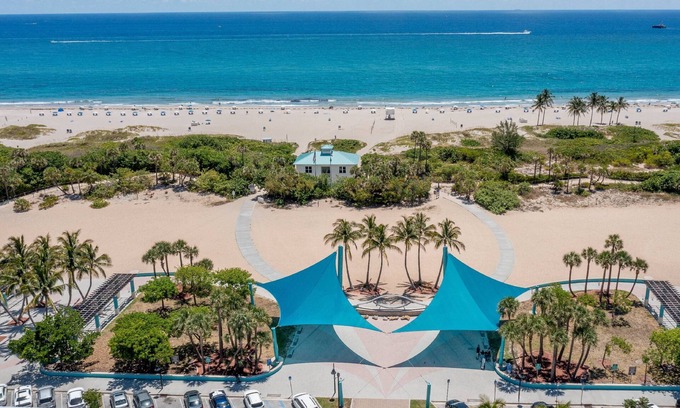 Palm Beach Shores Cottage | Spring Deals! Seaglass Cottage quick walk to the Beach, Shops & Cafes, Dog Yes!, Free Parking