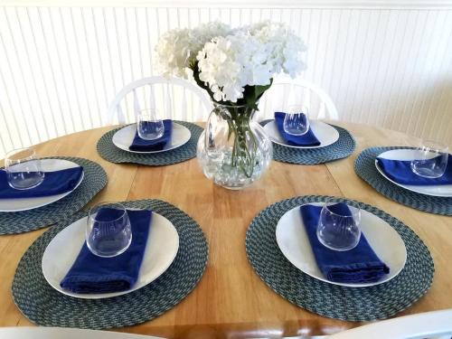 Aptos House | Spruce Beach Cottage - Walk to beach