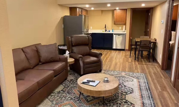 Unionville Apartment | Square View Inn Suite 2