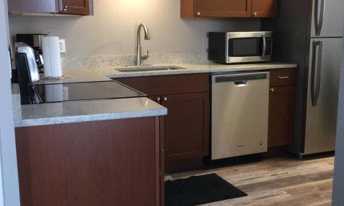 Unionville Apartment | Square View Inn Suite 4
