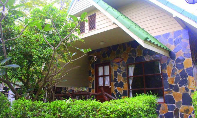 Hat Chao Samran Resort | Squid Resort