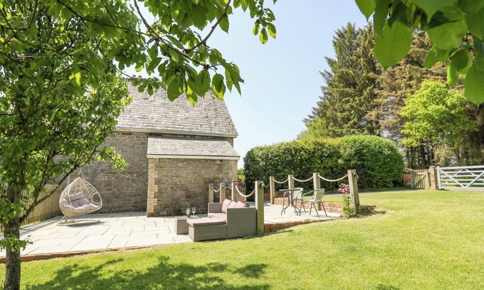 Llandrindod Wells Cottage | ST. MARKS SCHOOL HOUSE, pet friendly, with a garden in Rhayader