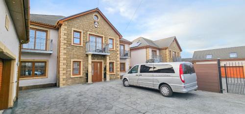 MacMerry Villa | St Martins 12 Bedroom House - Tranent