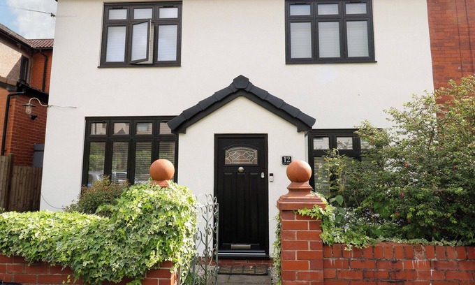 Saddleworth House | ST MARY'S HOUSE, pet friendly, with hot tub in Greenfield