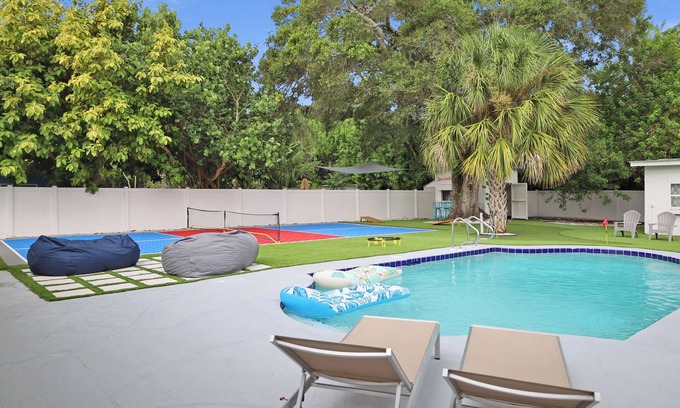 Pinellas Park House | St. Pete Backyard Haven: Pickleball/Pool/Bar/Golf