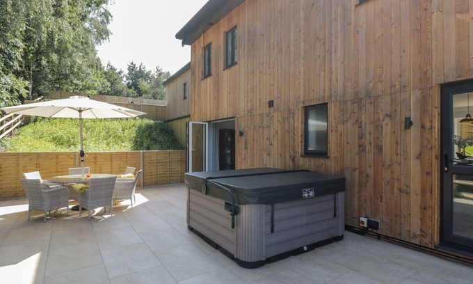 Lytchett Matravers Cottage | STAG COTTAGE, family friendly, with hot tub in Lytchett Matravers