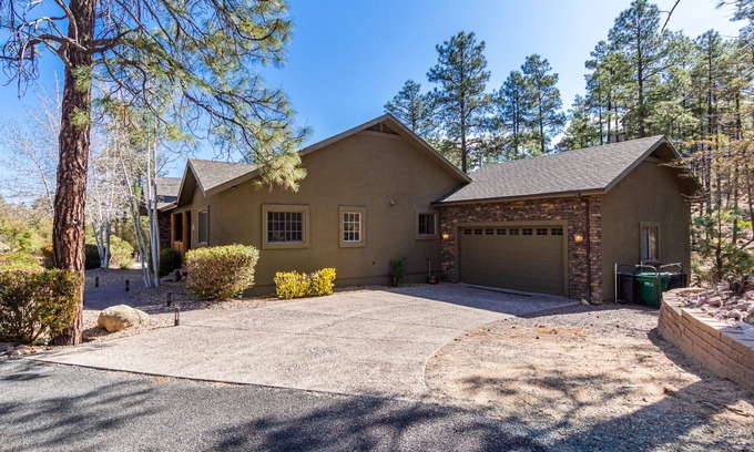 Mountain Club House | Stag's Leap Lodge located near Downtown Courthouse Square and Famous Whiskey Row