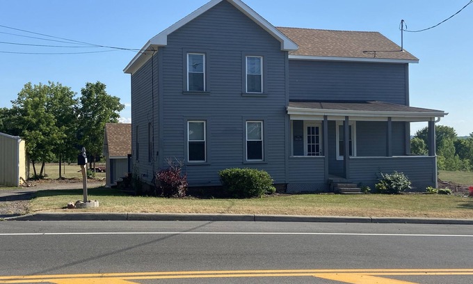 Baldwinsville House | Stallion Apt On Truck Farm