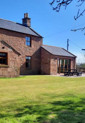 Bankend House | Stanloch Farmhouse - well equipped, games room, EV
