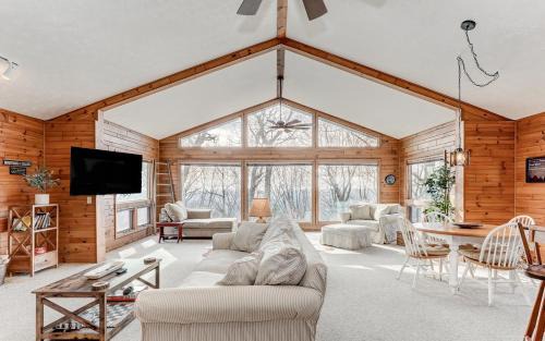 Tate House | Starcross Summit - Sunny spaces gorgeous views