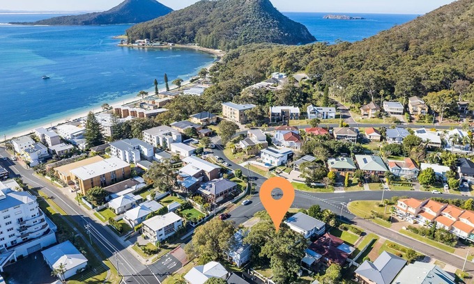 Shoal Bay House | Starfish Lodge, 2-1a Messines St - pet friendly, air con and Wi-Fi